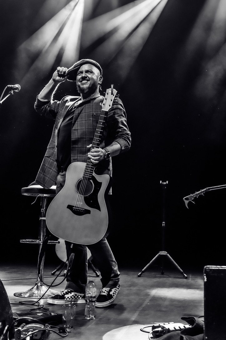 ARD matthews tipping his hat on stage, black and white